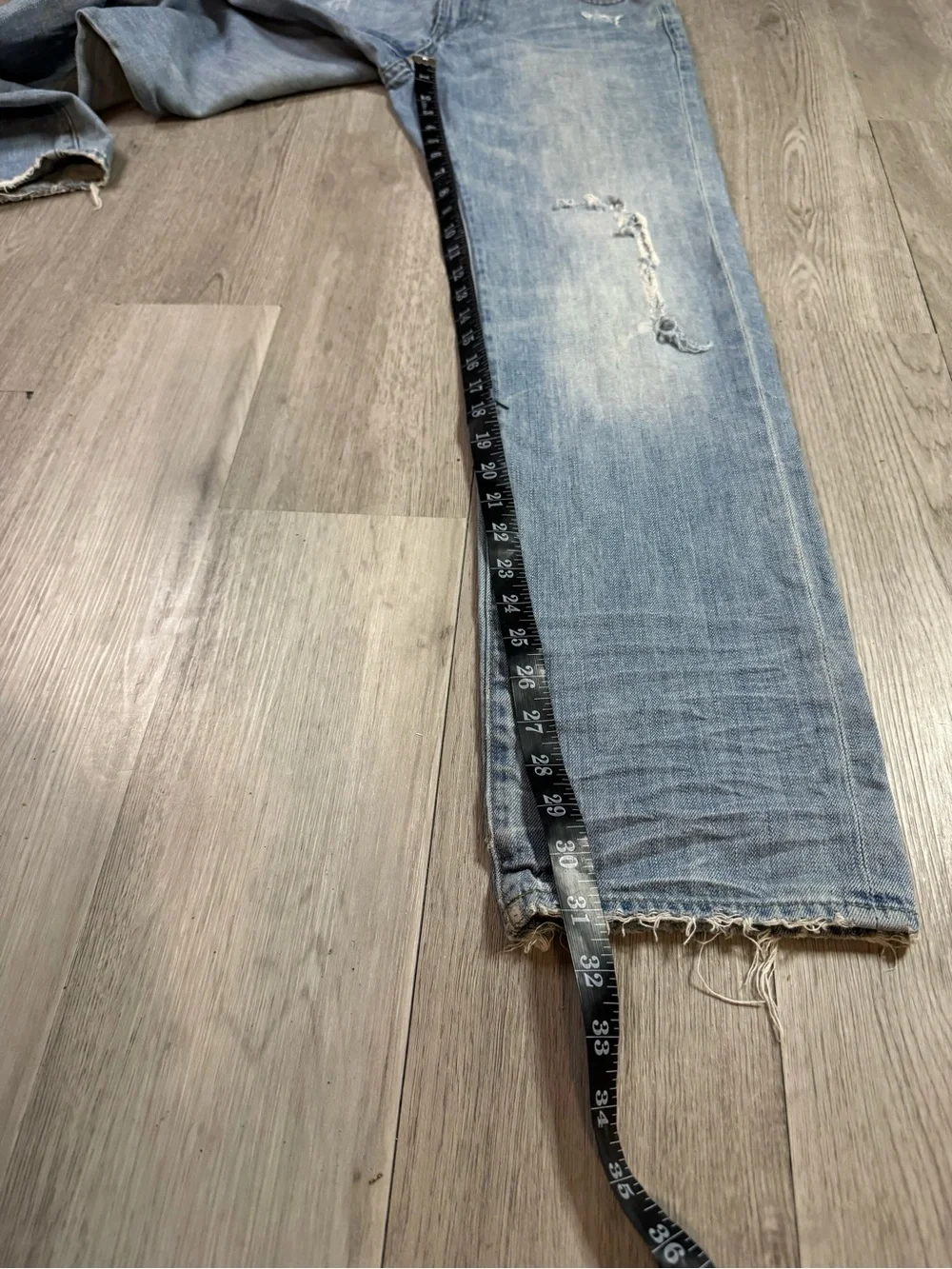 American Eagle Men’s Light Wash Slim Straight Blue Jeans 28x32 Ripped Distressed